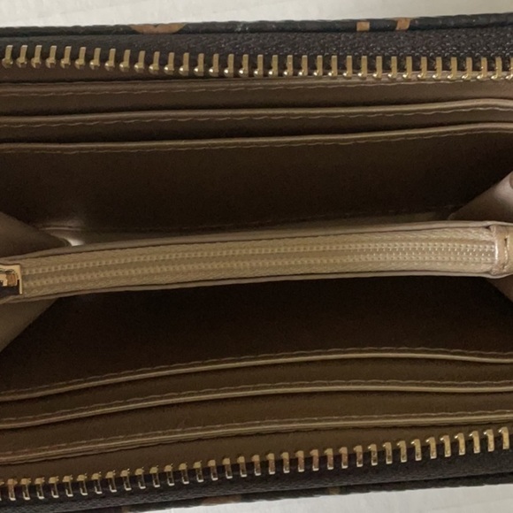 GUESS  Black and Brown Wallet NWOT - Picture 5 of 5